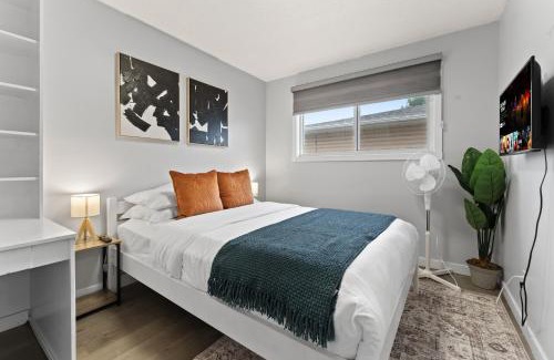 Rosslyn Apartment | The Emerald House Near Northgate & Backyard