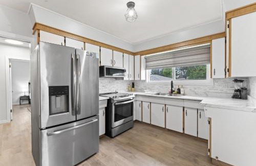 Rosslyn Apartment | The Emerald House Near Northgate & Backyard
