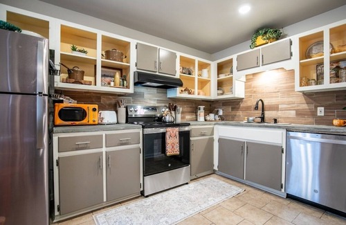 Oxford House | The Erin, 1 BR King Duplex by Velvet Ditch Villas