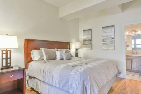Athens Apartment | The Executive Loft - Walk to Sanford Stadium