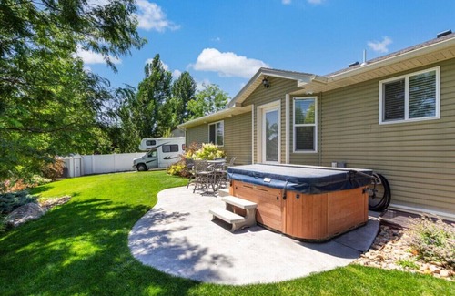 Idaho Falls House | The Family Falls Retreat | Sleeps 12 | Hot Tub