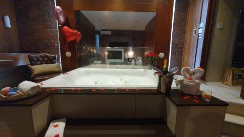 Liverpool City Centre Apartment | The Famous Floor Sleeps 26 And Group Acc Sleeps30