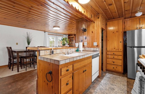 Fawnskin Cabin | The Fawnskin Hideaway+ HUGE Backyard + BBQ/Patio!