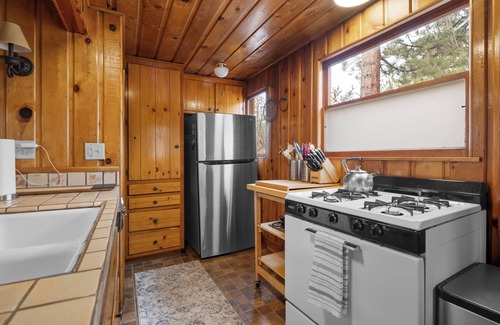 Fawnskin Cabin | The Fawnskin Hideaway+ HUGE Backyard + BBQ/Patio!