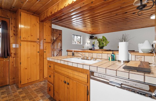 Fawnskin Cabin | The Fawnskin Hideaway+ HUGE Backyard + BBQ/Patio!