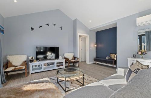 Lake Hayes House | The Feather Lodge - Lake Hayes Estate Holiday Home
