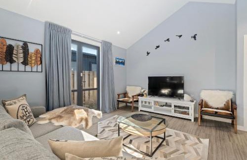 Lake Hayes House | The Feather Lodge - Lake Hayes Estate Holiday Home