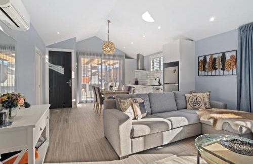 Lake Hayes House | The Feather Lodge - Lake Hayes Estate Holiday Home