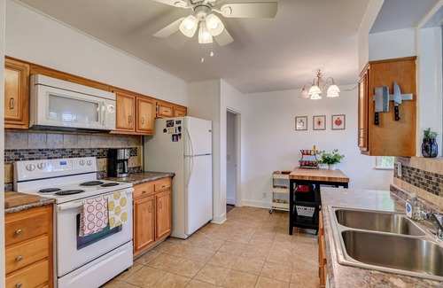 West End House | The Fig Tree House - Covered Parking & Grill