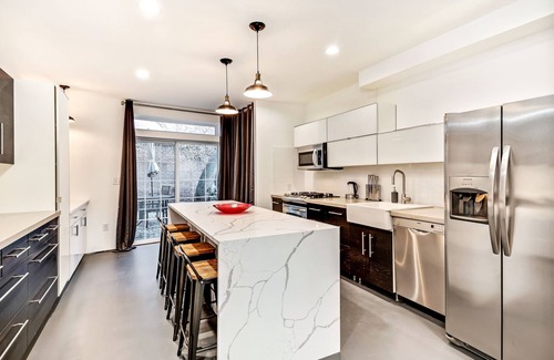 West Poplar House | The Firehouse: Unique & Cozy 5B/4Bth +Free Parking