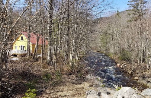 Saint-Raymond Ski Chalet | The flat rock