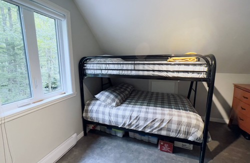 Saint-Raymond Ski Chalet | The flat rock