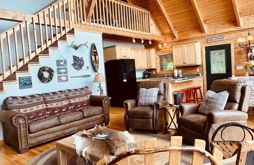 West Jefferson Cabin | The Flight Deck, Amazing Views, Sleeps 14, Firepit, Bunks, Game Room