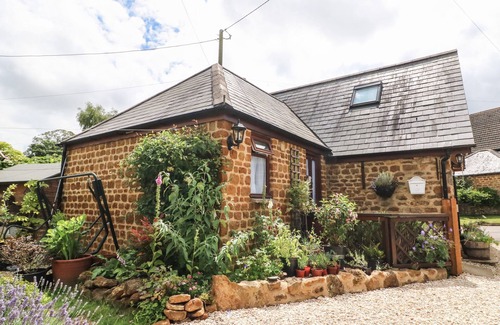 Milcombe Cottage | THE FORGE AT SMITHY COTTAGE, romantic in Chipping Norton