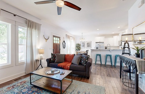 Woodbine House | The Foster House | Spacious Modern Haven with Private Yard & Firepit