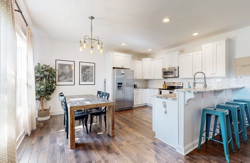 Woodbine House | The Foster House | Spacious Modern Haven with Private Yard & Firepit