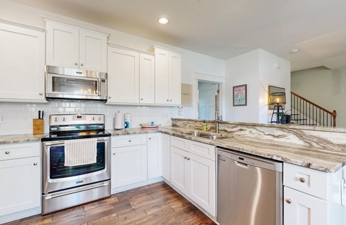 Woodbine House | The Foster House | Spacious Modern Haven with Private Yard & Firepit