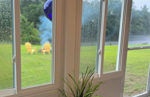 Conway House | The Fox Den - Private Queen Room in Cozy Bungalow with Lake View