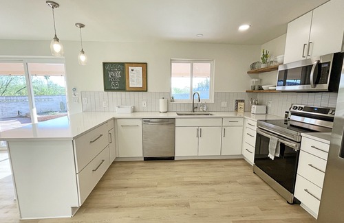 Casas Adobes House | The Fox House: Friends and Family Retreat with Game Room, Pool Table, Volleyball
