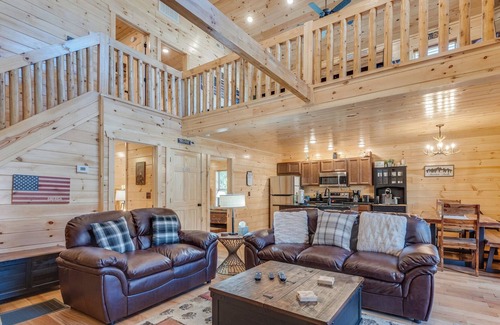 White Oak Lodge Cabin | The Foxtail Lodge: Game Room, Hot Tub, HOA Pool, WiFi