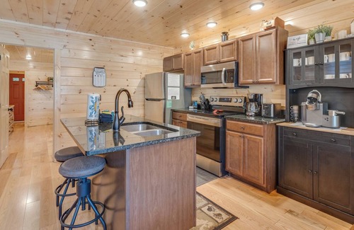 White Oak Lodge Cabin | The Foxtail Lodge: Game Room, Hot Tub, HOA Pool, WiFi