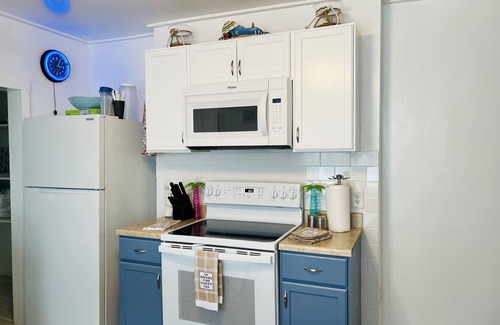 Colonial Beach Cottage | The Front Porch Cottage , Cozy and Close to Main Beach Activities