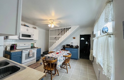 Colonial Beach Cottage | The Front Porch Cottage , Cozy and Close to Main Beach Activities