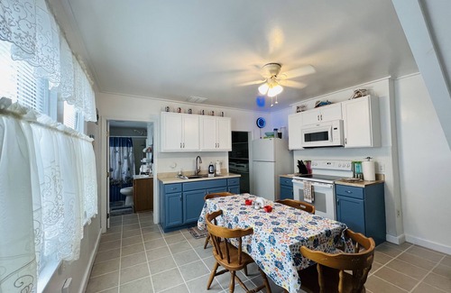 Colonial Beach Cottage | The Front Porch Cottage , Cozy and Close to Main Beach Activities