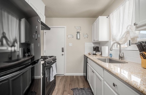 Raisin Apartment | The FSU Den| 1BD/1BTH| Next to Gazebo Gardens!