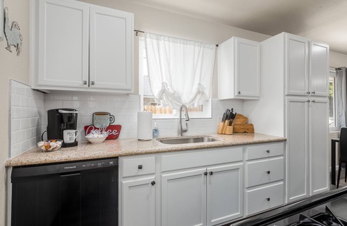 Raisin Apartment | The FSU Den| 1BD/1BTH| Next to Gazebo Gardens!
