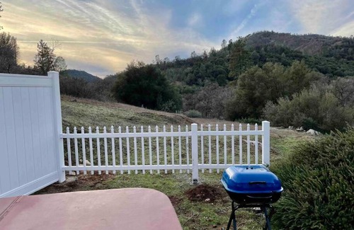 Ahwahnee House | The Funky Chicken Hot Tub BBQ SLEEPS 4