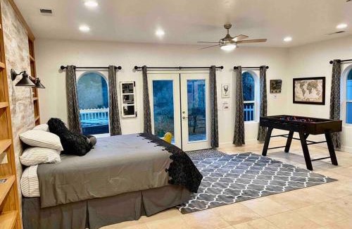 Ahwahnee House | The Funky Chicken Hot Tub BBQ SLEEPS 4