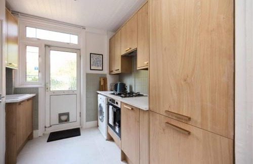 Harlesden House | The Furness Hideout - Charming 2BDR Flat with Shared Garden