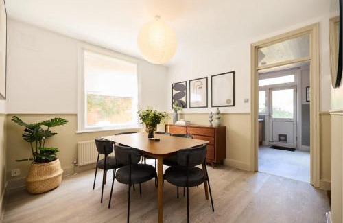 Harlesden House | The Furness Hideout - Charming 2BDR Flat with Shared Garden