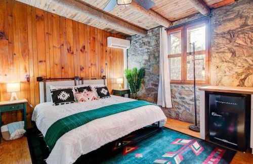 Waynesville Apartment | The Furry Lodge Suite 5