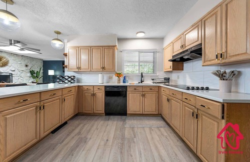 Northeast Heights House | The Gabriel Getaway - 6BR Oasis - An Irvie Home