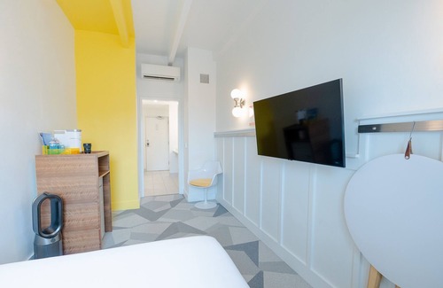 East Hill Hotel | The Gallatin Room 314 Colorful Boutique Hotel