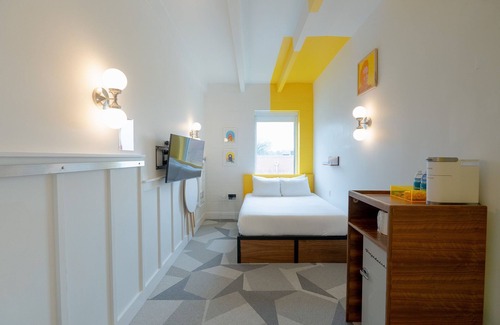 East Hill Hotel | The Gallatin Room 314 Colorful Boutique Hotel