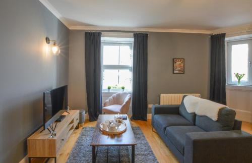 Oban Apartment | The Gallery Apartment - Spacious, Town Centre, Walkable to Ferry Terminal,