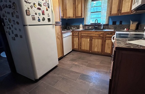 Smyrna House | The Gallery Nextdoor - 2 bedroom ranch home with fenced yard