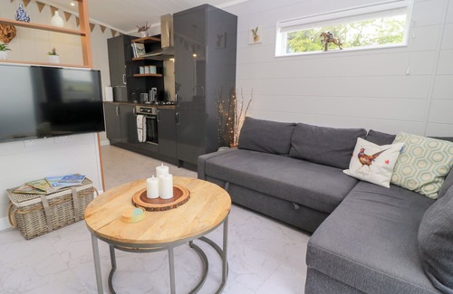 Chipping Norton Cottage | THE GALLOPS, pet friendly, with a garden in Chipping Norton