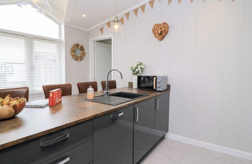 Chipping Norton Cottage | THE GALLOPS, pet friendly, with a garden in Chipping Norton