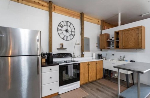 Pigeon House | The Garage - Renovated - Caseville Beach - Golf - Kayak - Hike