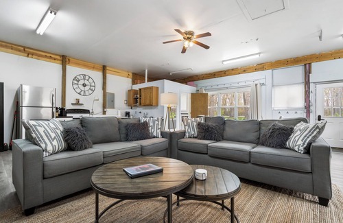 Pigeon Cabin | The Garage - Renovated - Caseville Beach - Golf - Kayak - Hike