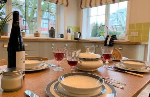 Muston House | The Garden Apartment - Beautiful spacious garden apartment with two bedrooms and two parking spaces