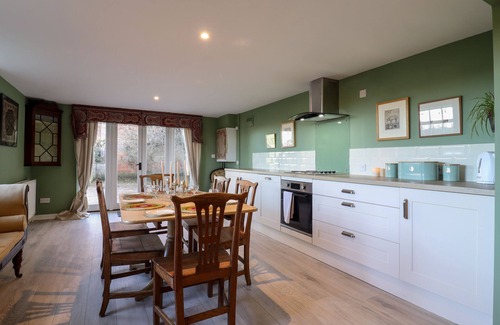 Colne Engaine Cottage | THE GATE HOUSE, pet friendly, with open fire in Colne Engaine