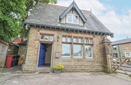 Clitheroe House | THE GATEHOUSE, pet friendly, with open fire in Barrow, Lancashire