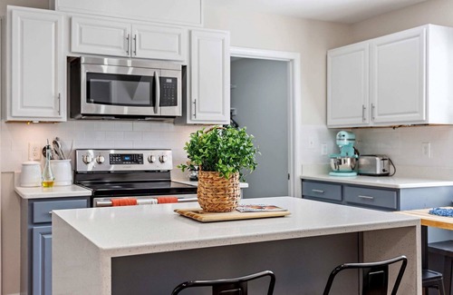 Downtown House | The Gathering House | Sleeps 15 + Games + Parking