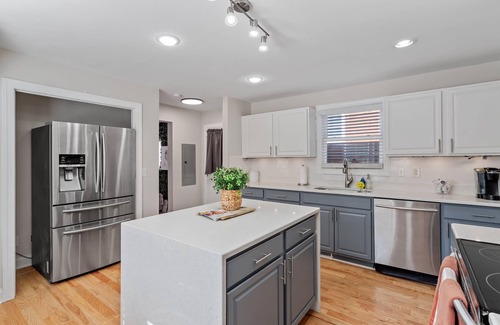 Downtown House | The Gathering House | Sleeps 15 + Games + Parking