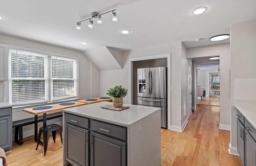 Downtown House | The Gathering House | Sleeps 15 + Games + Parking